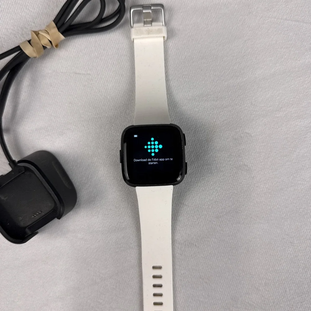 Fitbit Smartwatch Versa FB504 Black White Silicone Band with Charger